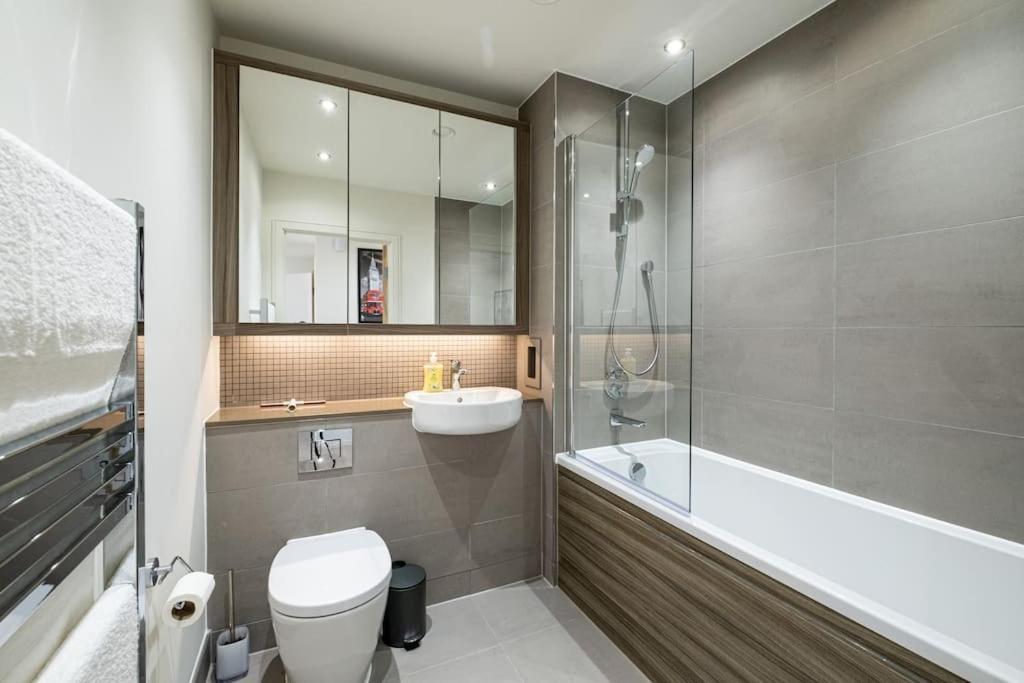 Luxury Penthouse In Canary Wharf - 3 Bedroom / 2 Bathroom * Londra